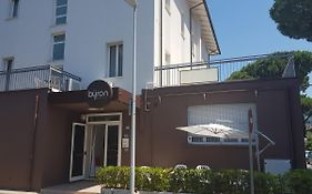 Byron Light Hotel